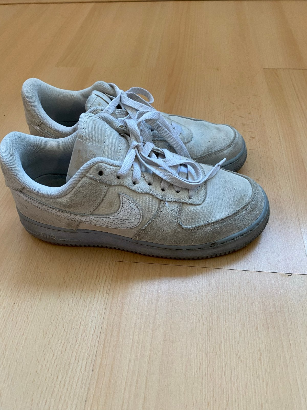 Nike Air Force 1 Sneakers - Beige Suede, Ophalen of Verzenden, Gedragen, Overige kleuren, Sneakers of Gympen