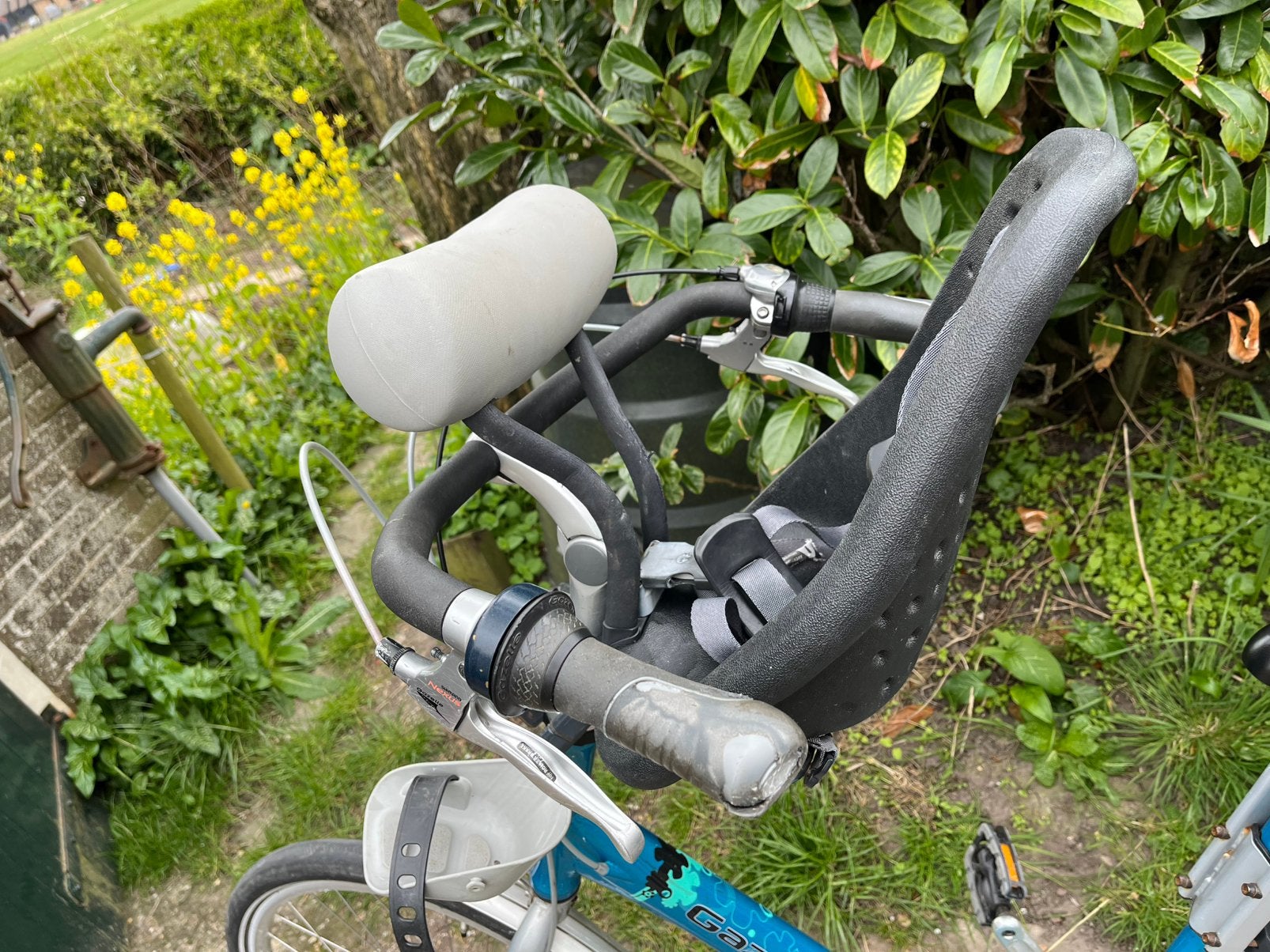 Kinder voorstoeltje Yepp, Fietsen en Brommers, Fietsaccessoires | Fietsstoeltjes, Ophalen, Gebruikt, Voorzitje, Voetsteuntjes