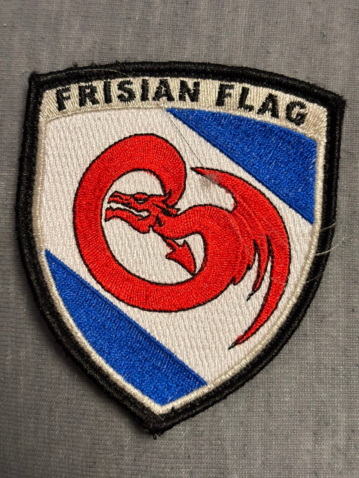 Frisian flag 322 SQN embleem, Verzamelen, Militaria | Algemeen, Verzenden, Luchtmacht, Nederland, Embleem of Badge