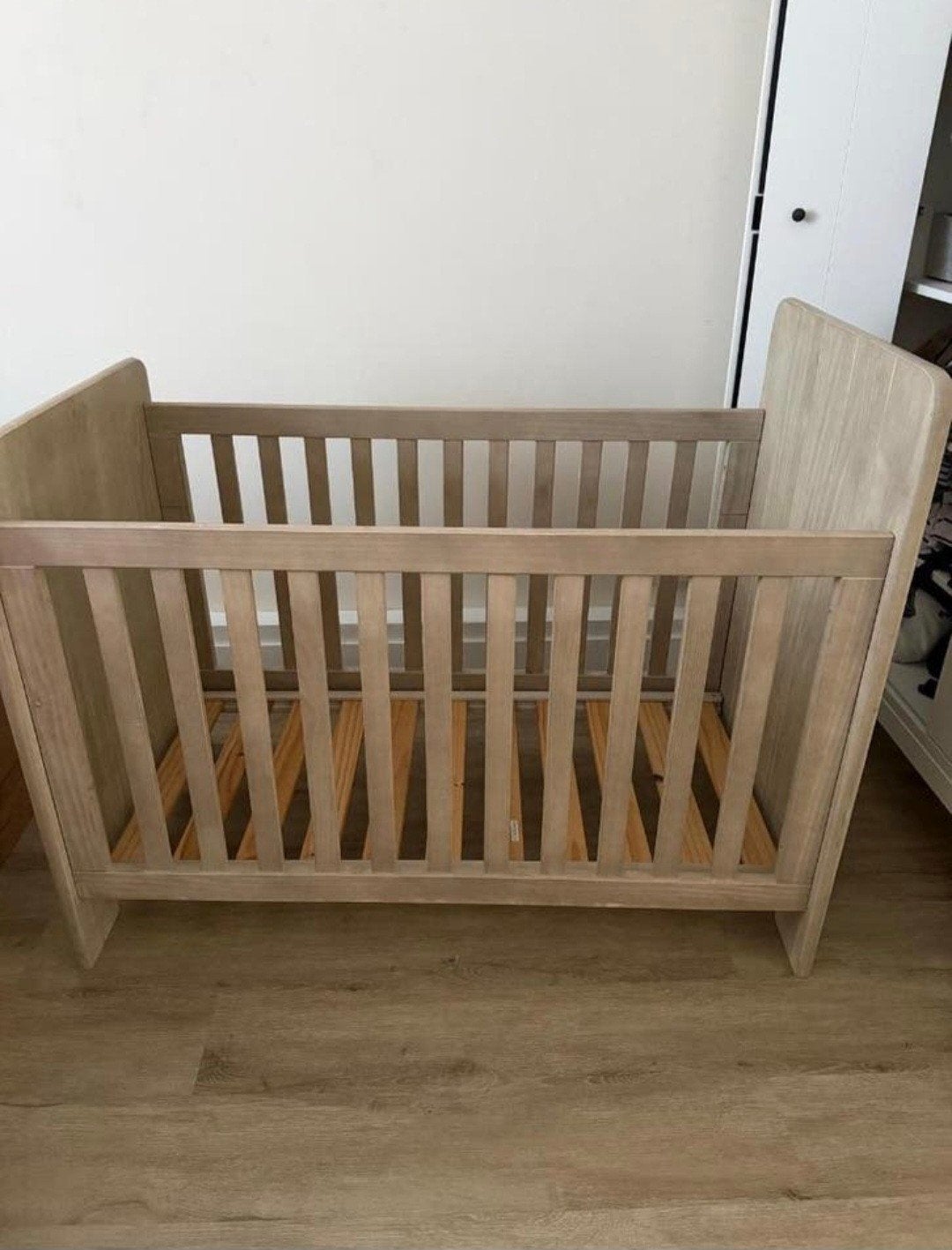 Babykamer - Massief houten babybedje en commode, Kinderen en Baby's, Kinderkamer | Complete kinderkamers, Ophalen, Gebruikt, Jongetje of Meisje