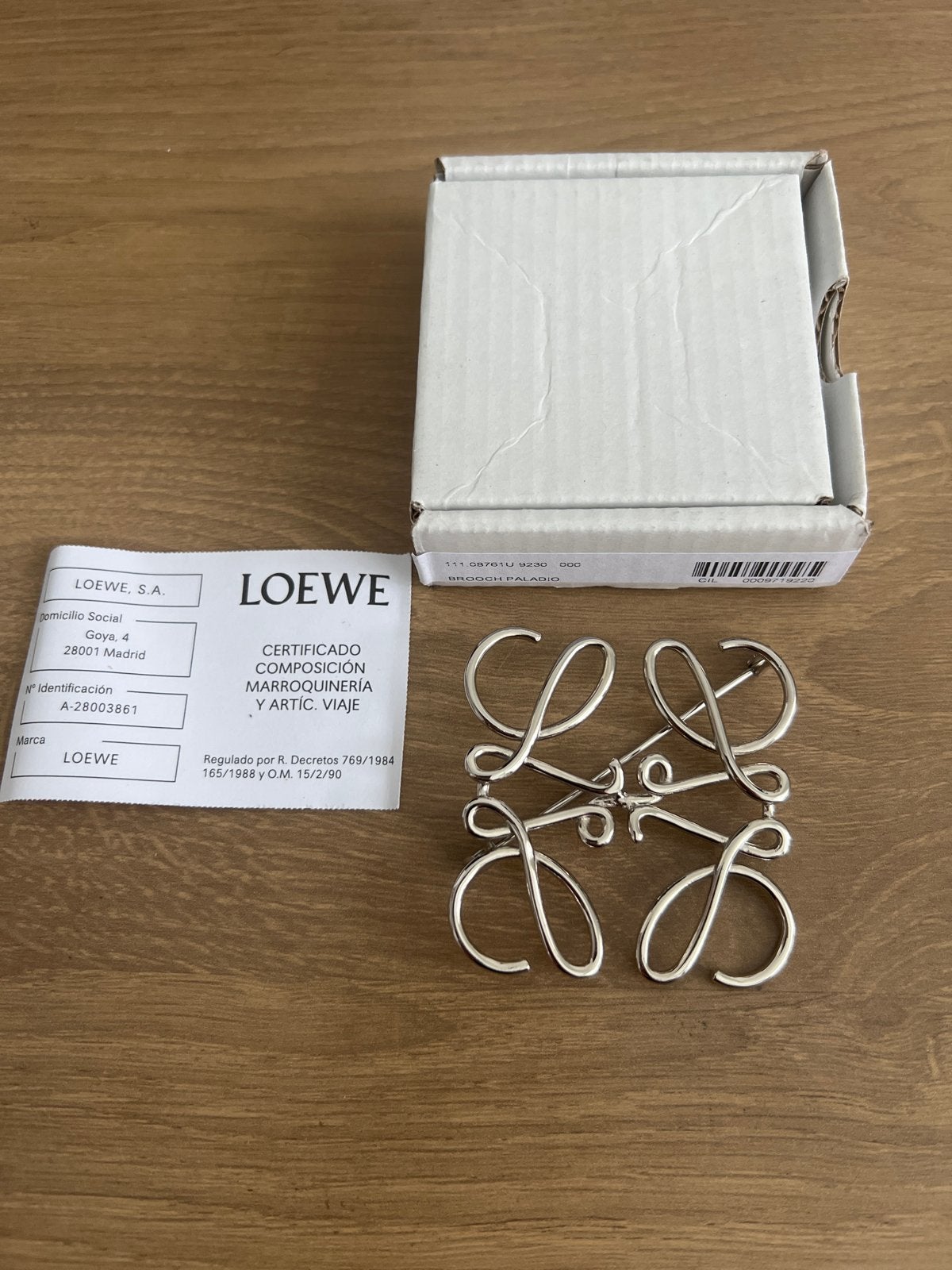 Loewe Anagram Broche Palladium, Sieraden, Tassen en Uiterlijk, Broches, Overige materialen, 4 tot 7 cm, Verzenden, Nieuw