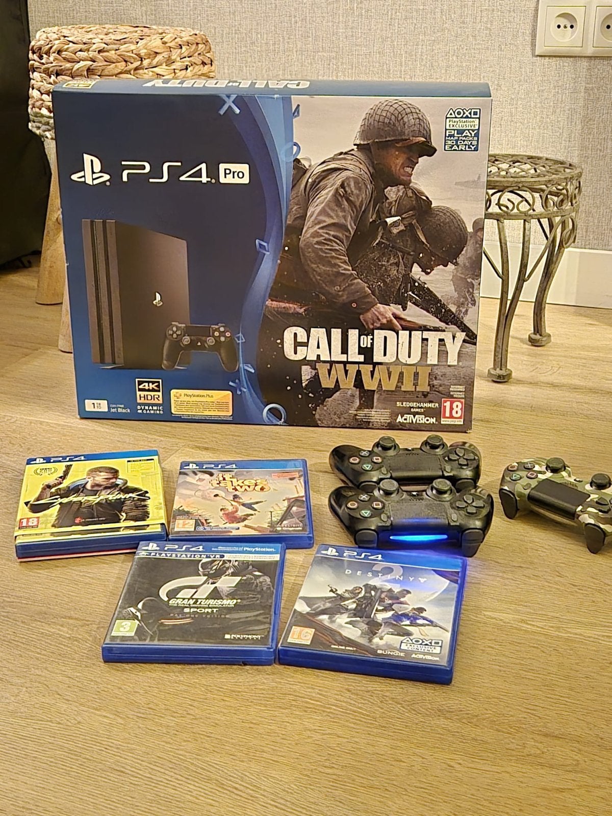 PlayStation 4 Pro 1TB met 2 controllers en 4 games, Spelcomputers en Games, Met games, Met 2 controllers, Ophalen of Verzenden