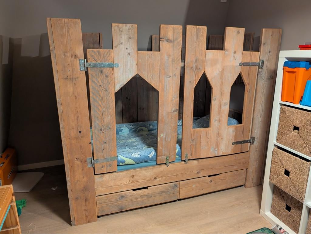 Uniek kasteelbed voor ridders en prinsessen, Kinderen en Baby's, Kinderkamer | Bedden, Ophalen, 85 tot 100 cm, Gebruikt, Lattenbodem