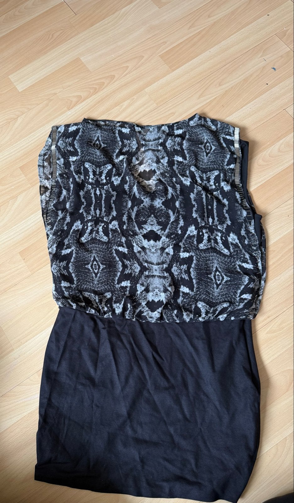 Guess jurk met slangenprint top en zwarte rok, Ophalen, Zwart, Maat 42/44 (L), Zo goed als nieuw
