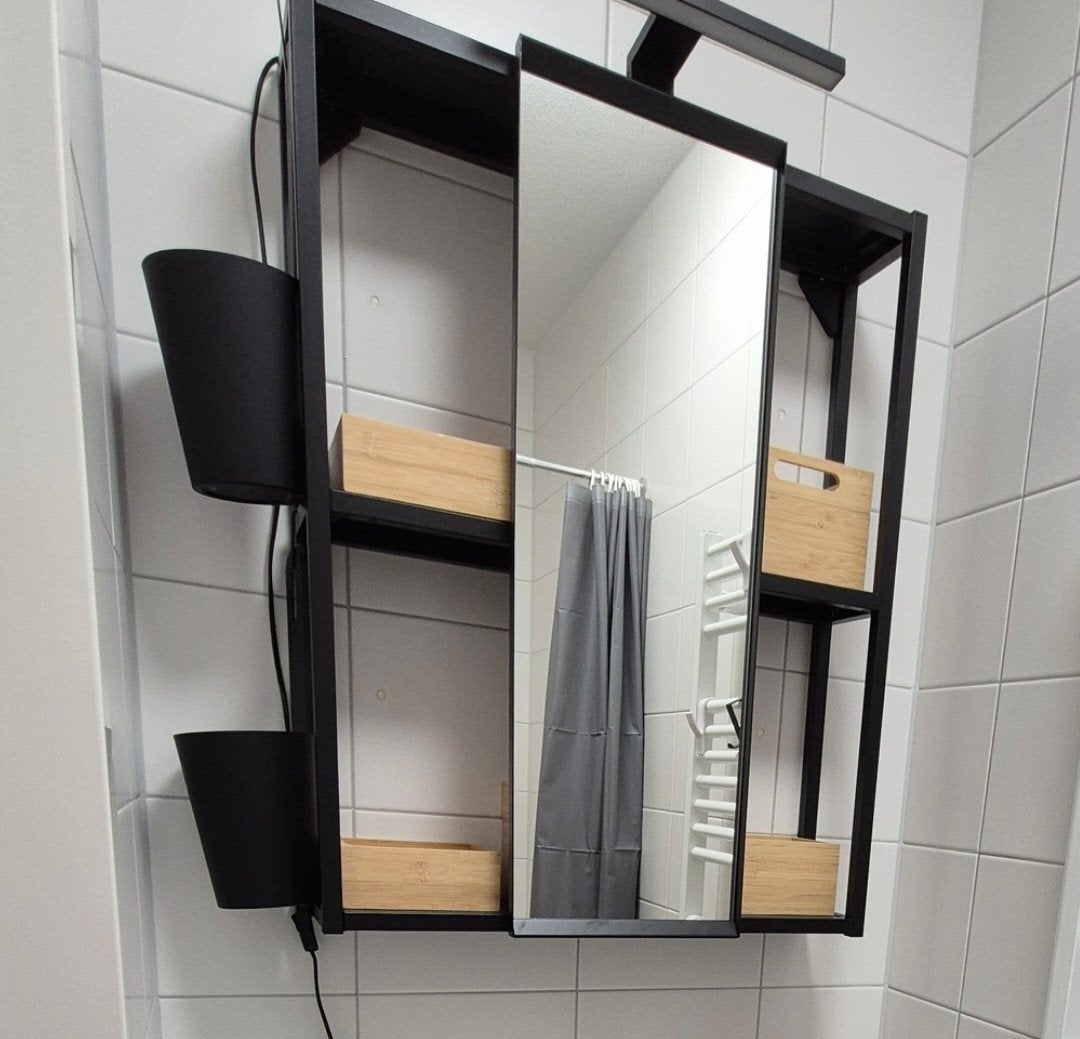 IKEA ENHET Spiegelkast met emmertjes/houdertjes, Ophalen, Spiegelkast, 50 tot 100 cm, Zo goed als nieuw