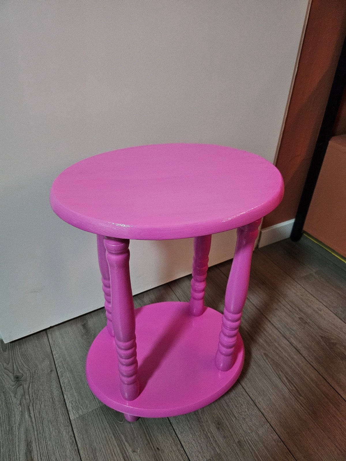 Roze bijzettafel/ plantentafel, Huis en Inrichting, Tafels | Bijzettafels, Minder dan 55 cm, Modern, Vrolijk, Rond, Zo goed als nieuw