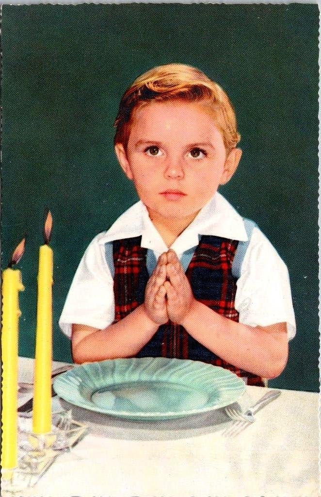 Vintage Ansichtkaart: Biddend Kind aan Tafel met Kaarsen, Verzenden, 1960 tot 1980, Ongelopen, Kinderen