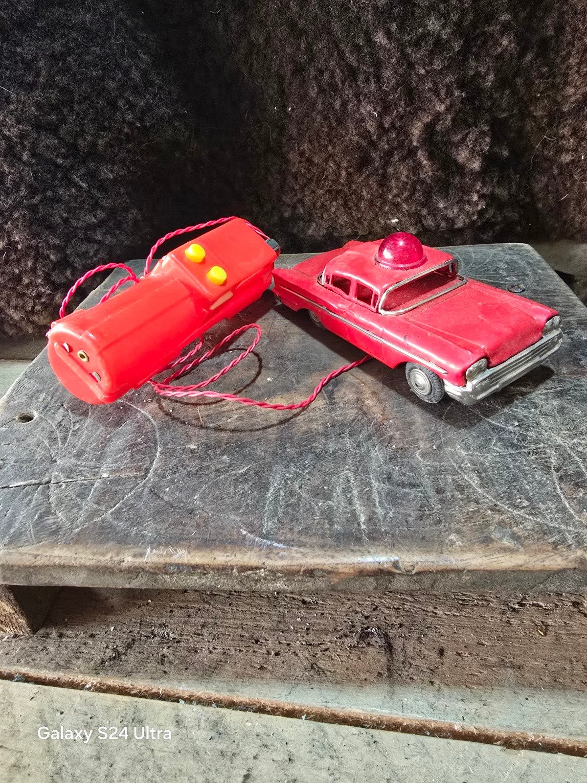 E12 > Vintage, batterij-aangedreven blikken speelgoedauto, Ophalen of Verzenden