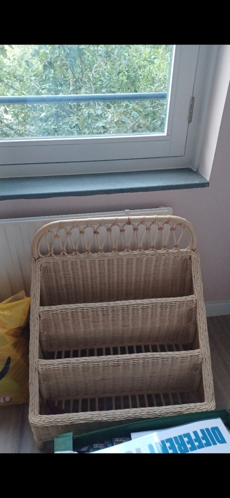 Rotan tijdschriftenrek met 3 vakken, Huis en Inrichting, Ophalen