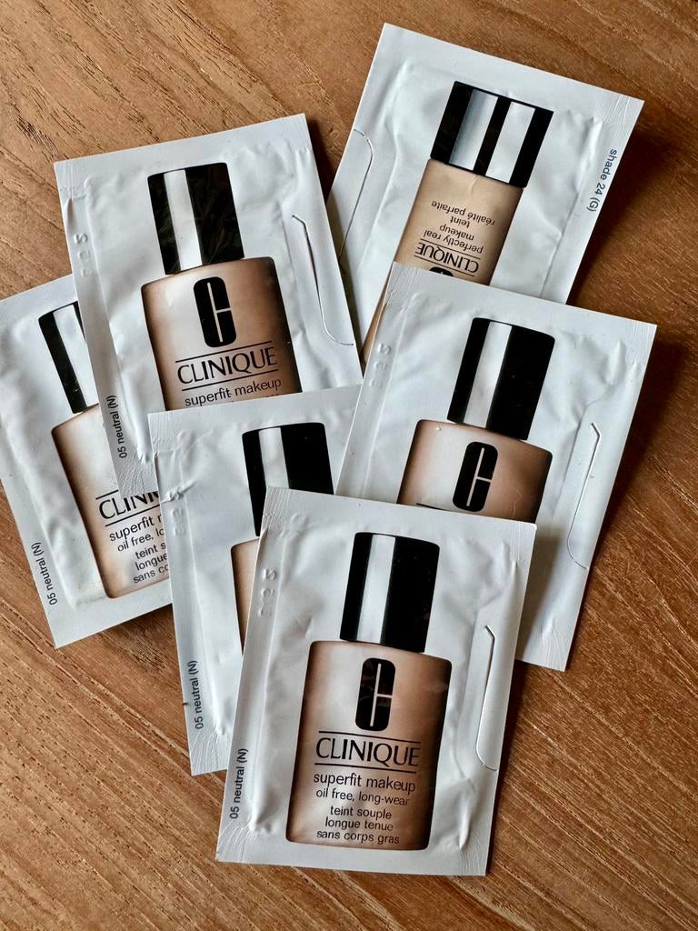 CLINIQUE Foundation Superfit Oilfree, Ophalen of Verzenden, Nieuw, Gehele gezicht, Make-up