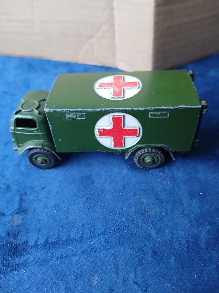 Mooie Militaire Ambulance.  Dinky toys 626, Hobby en Vrije tijd, Modelauto's | 1:43, Ophalen of Verzenden, Zo goed als nieuw, Auto