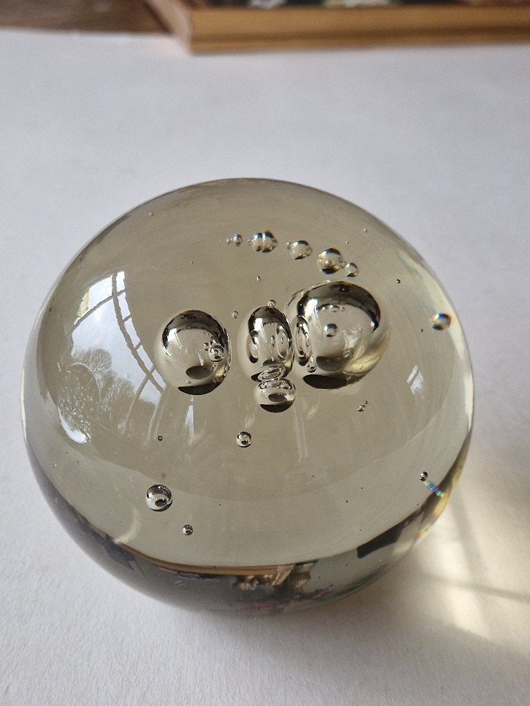Glazen presse papier met grote en kleine luhtbellen., Ophalen of Verzenden