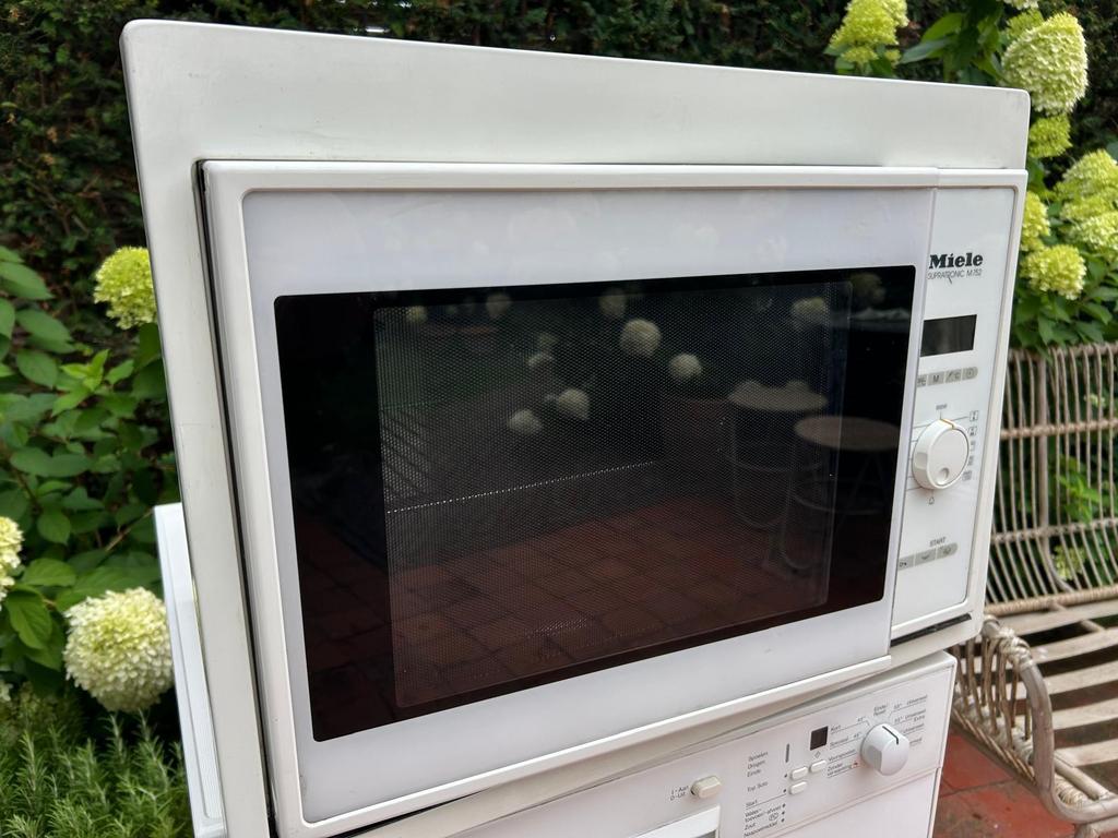 Magnetron Miele, Witgoed en Apparatuur, Magnetrons, Ophalen of Verzenden, Zo goed als nieuw, Inbouw, Draaiplateau