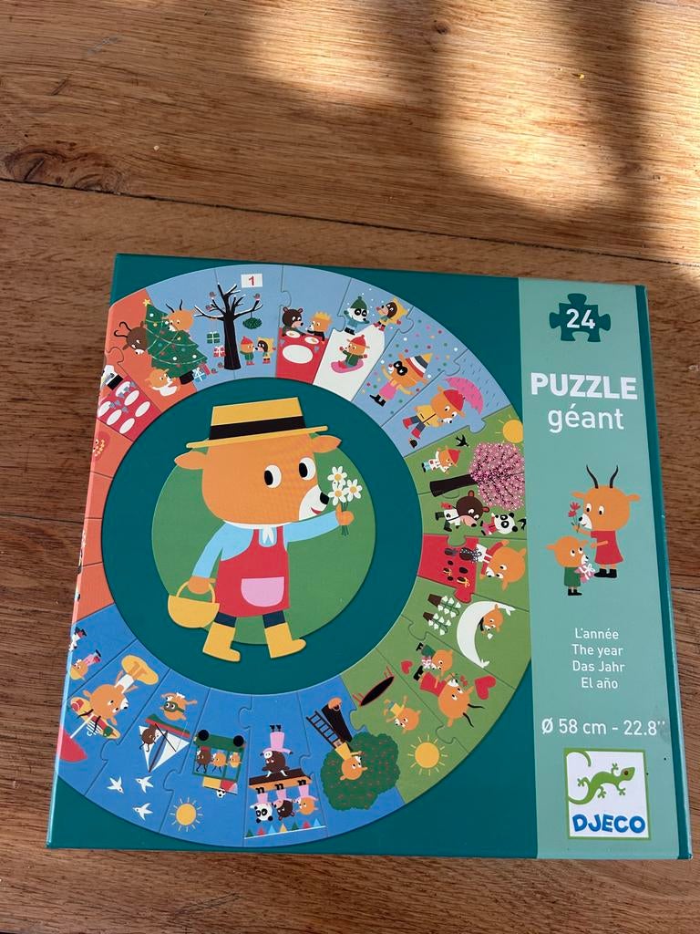 Djeco vloerpuzzel 'Het Jaar' - Zo goed als nieuw, Ophalen of Verzenden, 10 tot 50 stukjes, Zo goed als nieuw, 2 tot 4 jaar