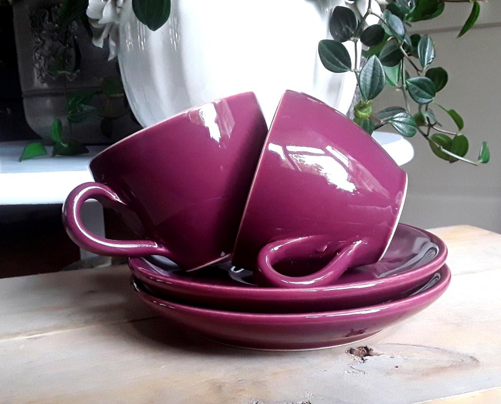 Vintage kop en schotels - aubergine paars - 2 paar, Gebruikt, Keramiek, Ophalen of Verzenden, Overige stijlen