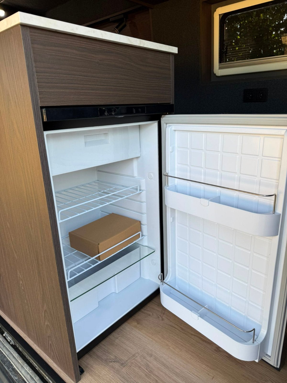 Foto 18 van Zeer nette Buscamper met nieuwe inrichting, luifel en airco