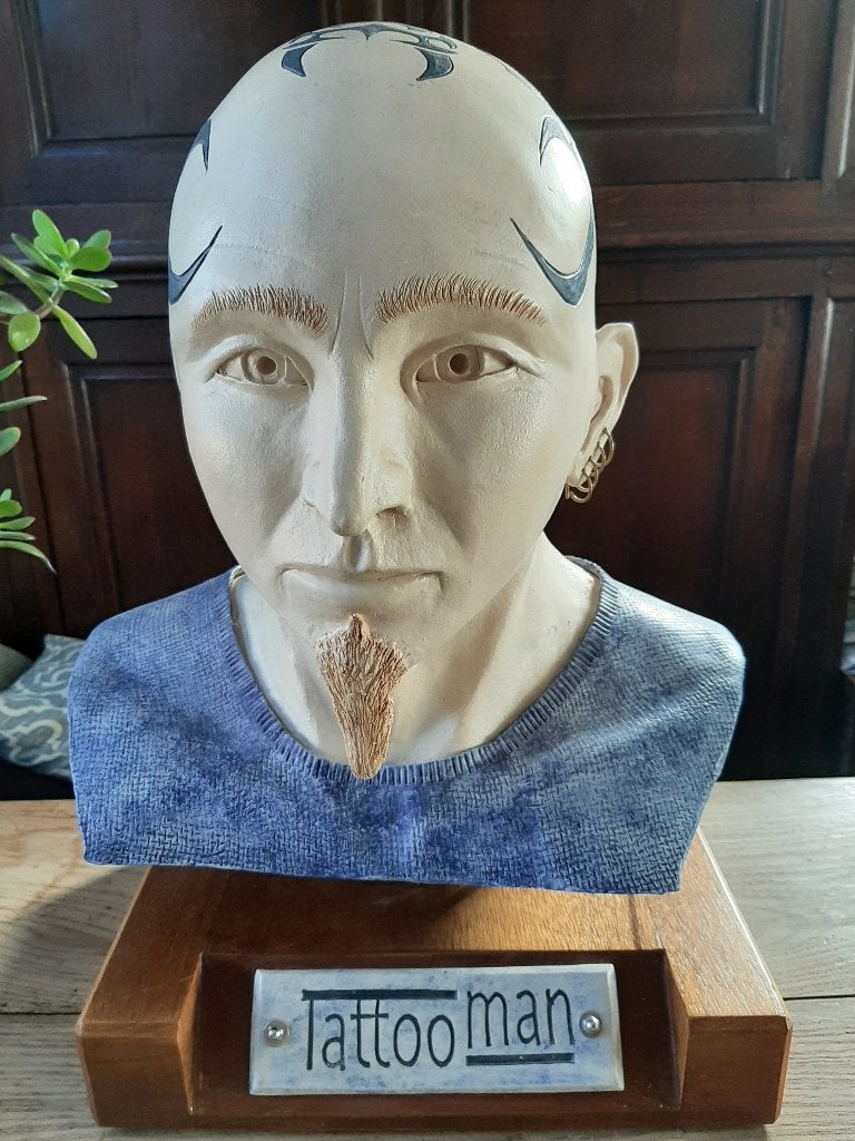 Beeld tattoo man. Boek Tattoo Kamiel Proost gratis erbij., Ophalen, Buste, 20 - 50 cm, Steen of Keramiek
