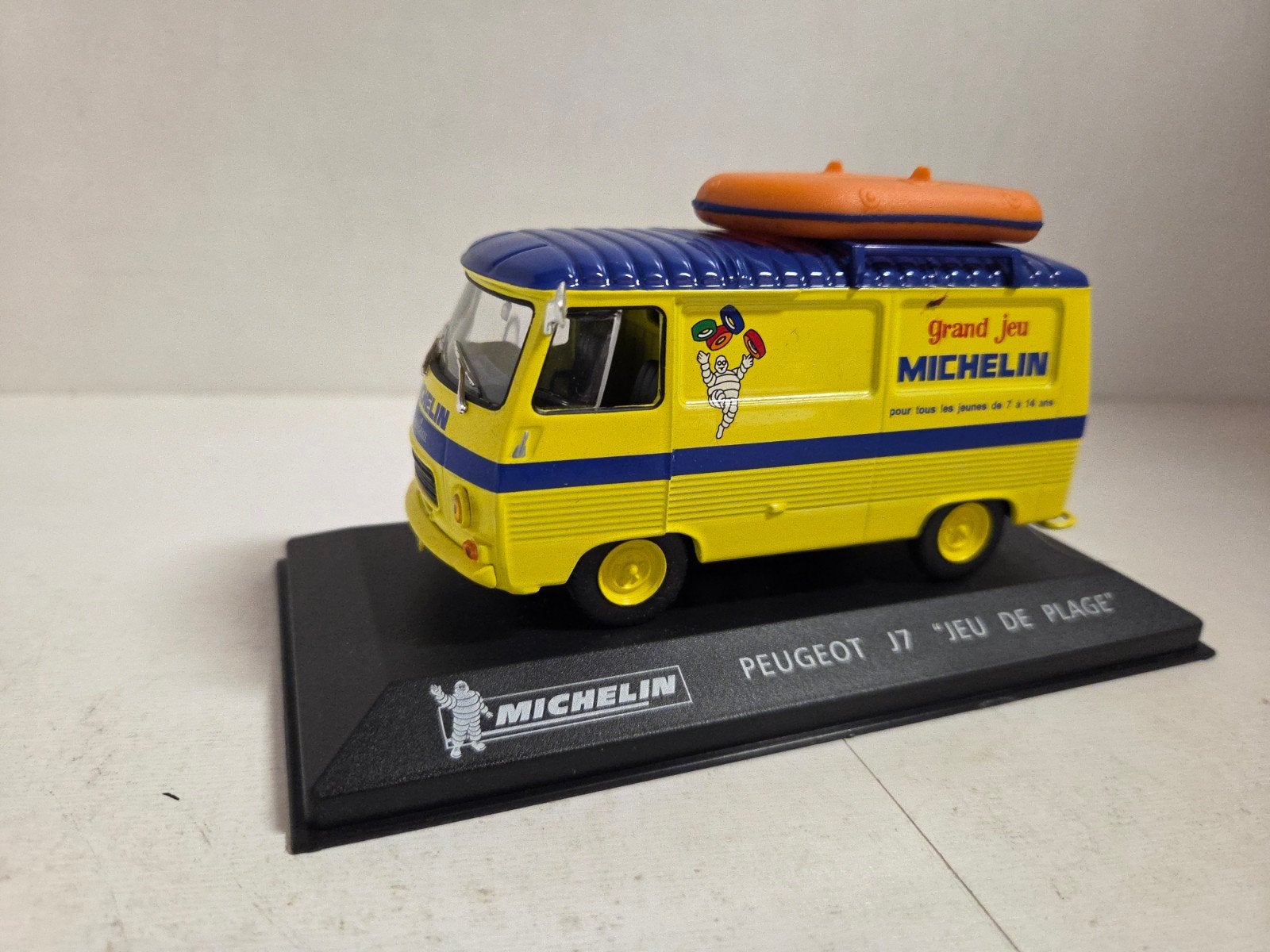 Altaya Peugeot J7 "Jeu de Plage" Michelin 1:43, Overige merken, Auto, ., Ophalen of Verzenden