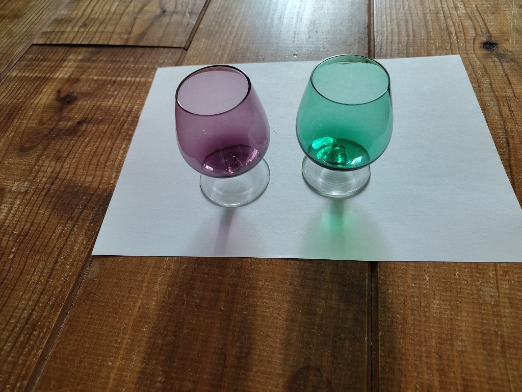 2 vintage gekleurde cognacglaasjes, groen en paars, Verzamelen, Glas en Borrelglaasjes, Ophalen of Verzenden, Gebruikt, Borrel- of Shotglas
