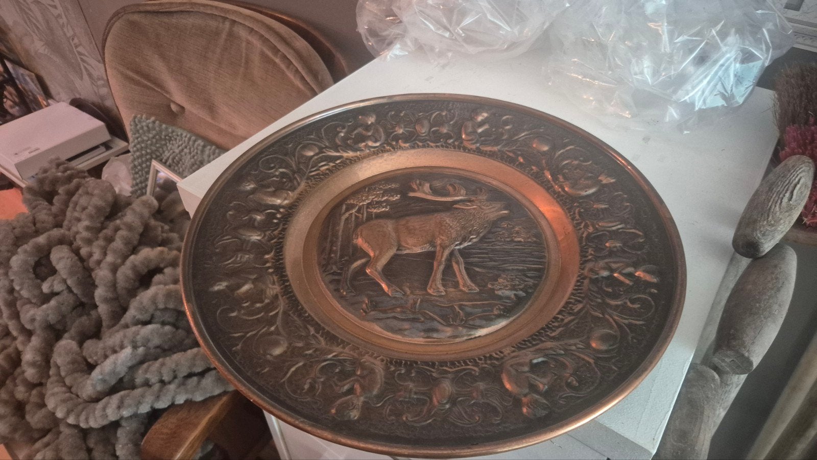 Koperen decoratieve plaat met reliëf hert, Ophalen of Verzenden