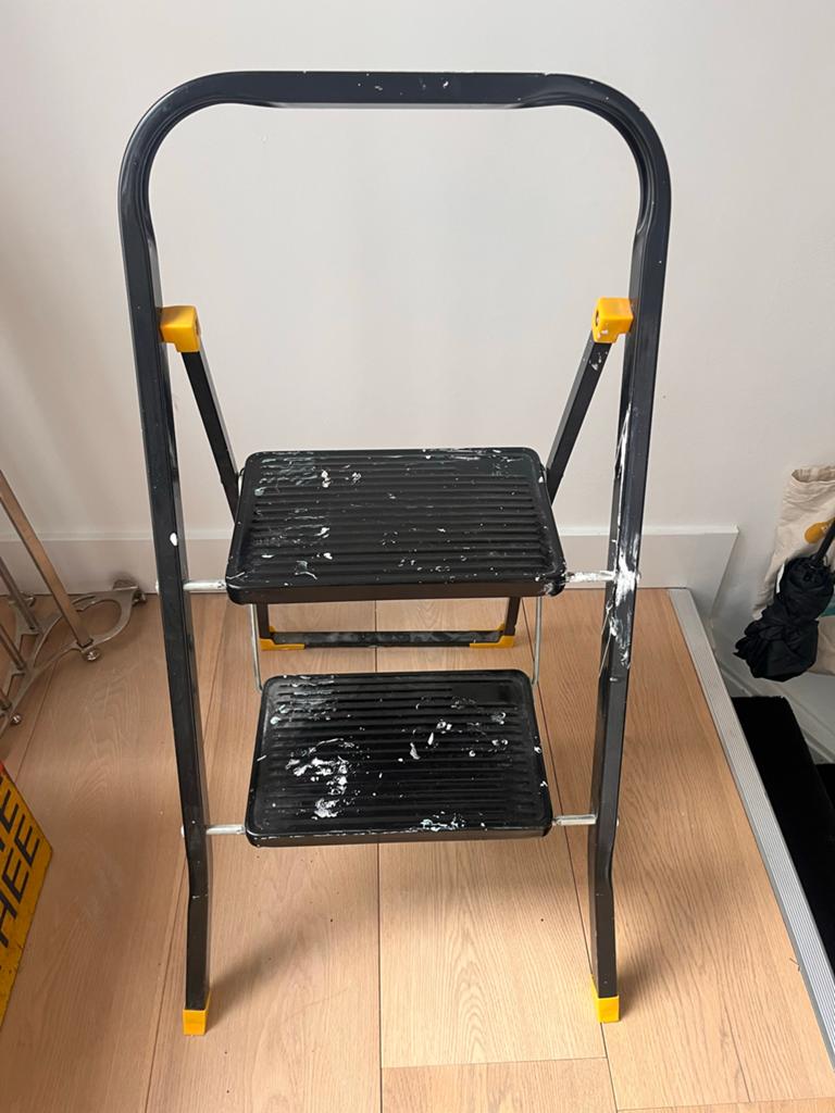 Huishoudtrap 2 treden, max 150kg, opvouwbaar, Doe-het-zelf en Verbouw, Ladders en Trappen, Ophalen, Trap, Zo goed als nieuw, Opvouwbaar of Inschuifbaar