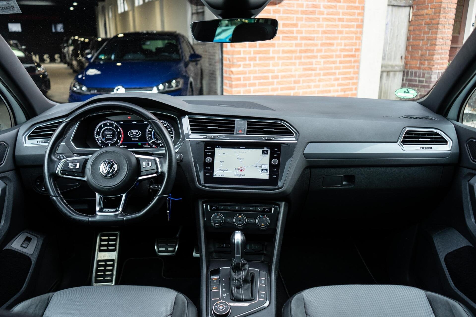 Volkswagen Tiguan 2.0 TSI 4Motion R-Line Pano / 360 / Trekha, Gebruikt, Zwart, 1984 cc, 2500 kg