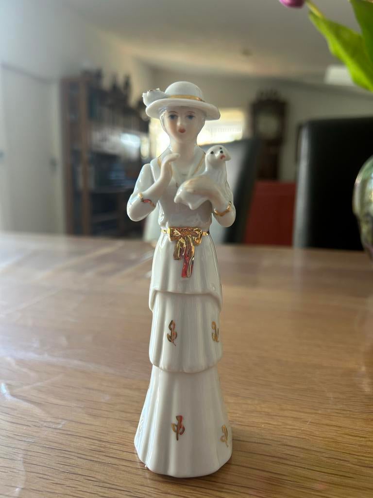 Porseleinen beeldje dame met hondje, Ophalen of Verzenden