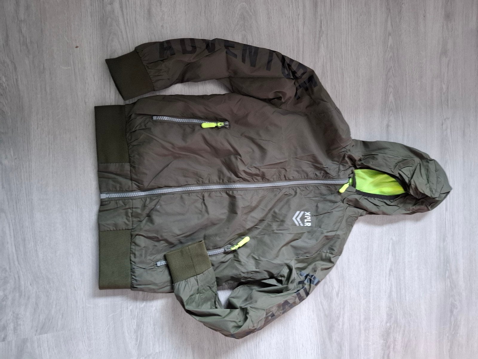 Stoere groene jas maat 134 met capuchon, Kinderen en Baby's, Kinderkleding | Maat 134, Ophalen