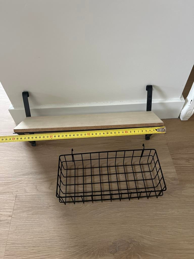 Houten plankje met metalen mandje om op te hangen, Ophalen, Gebruikt