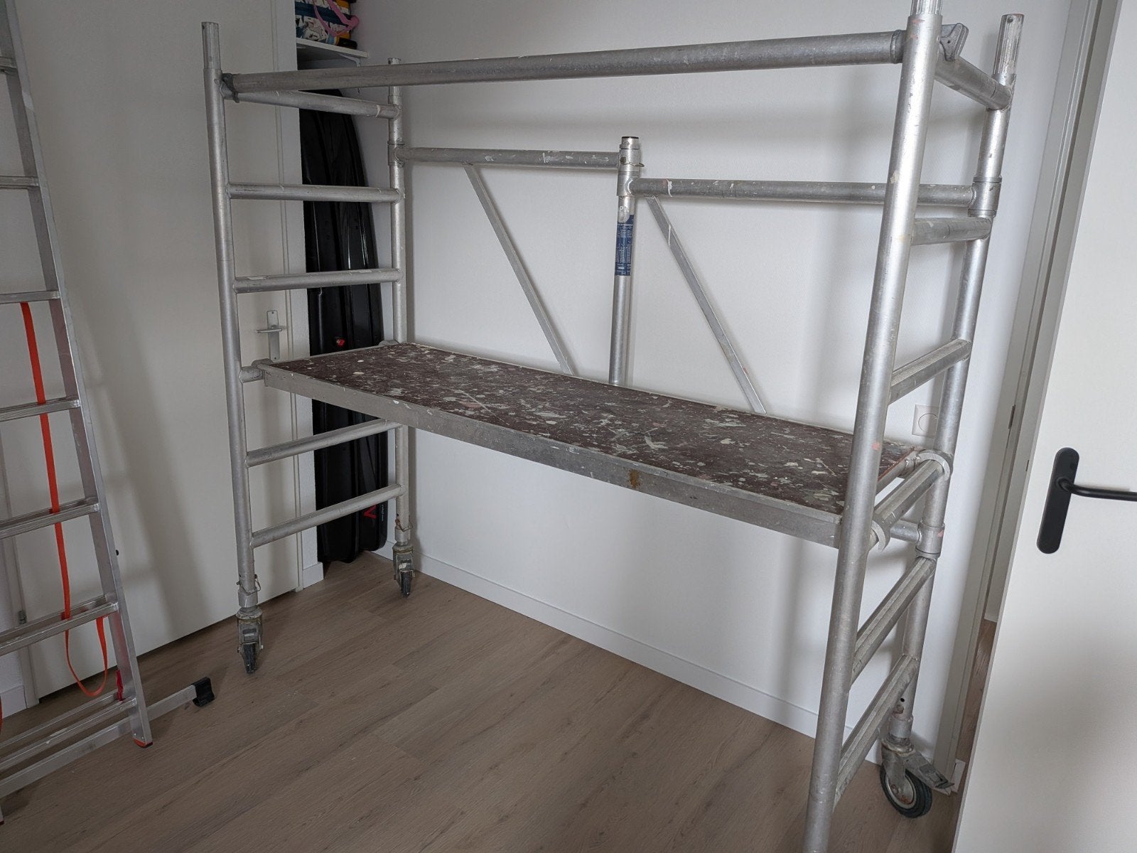 API Kamersteiger met extra schoor - Werkhoogte 2,7 meter, Ophalen, Gebruikt, Rolsteiger of Kamersteiger