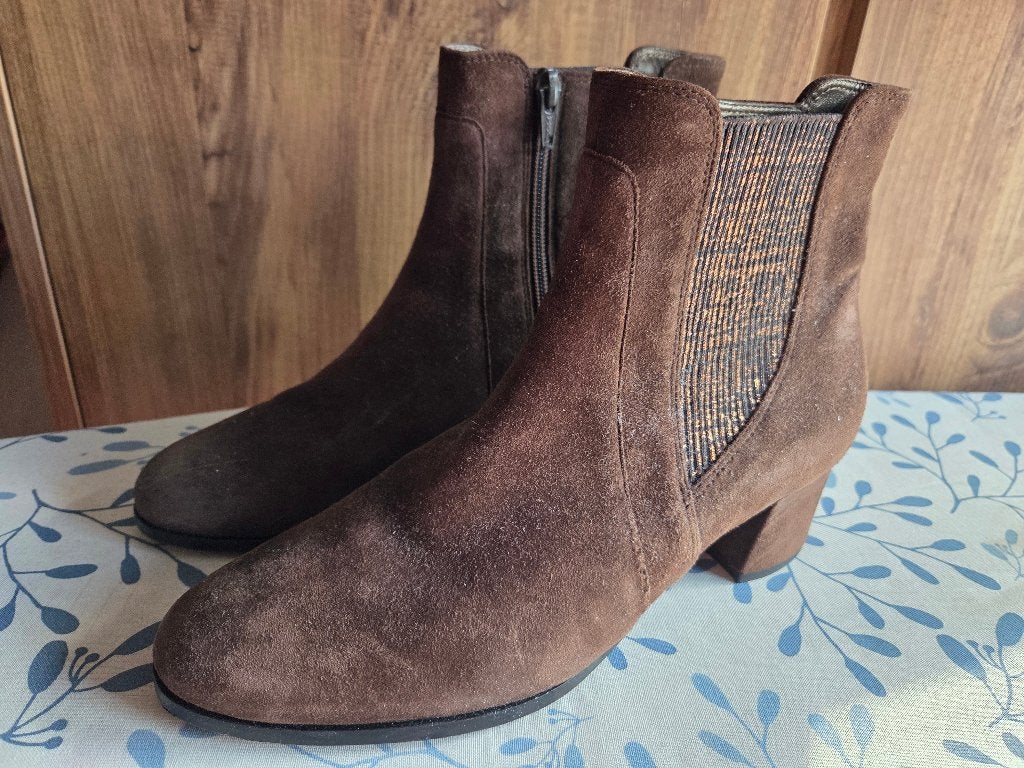 Nieuwstaat, Hassia lage laarsjes,  maat 38, bruin suede, Hassia, Bruin, Lage of Enkellaarzen, Ophalen of Verzenden