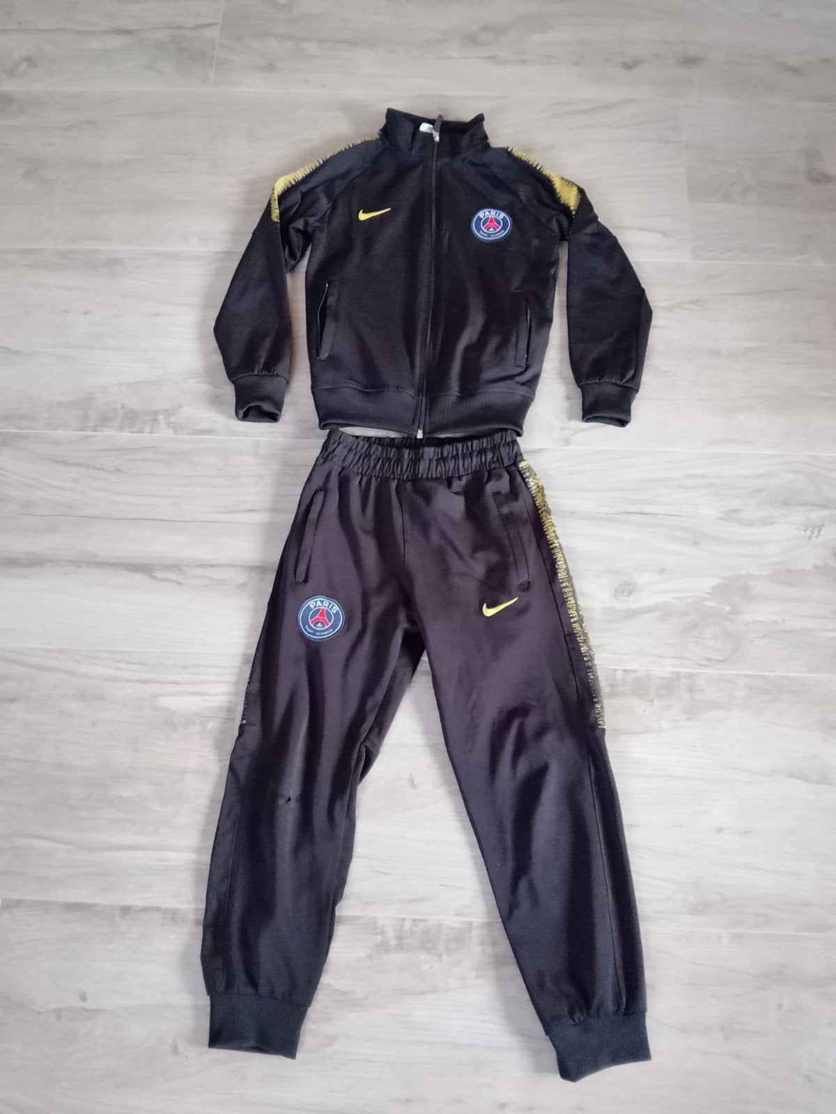 Nike PSG Trainingspak Zwart Maat 140 met klein gaatje, Ophalen of Verzenden, Gebruikt, Nike, Jongen