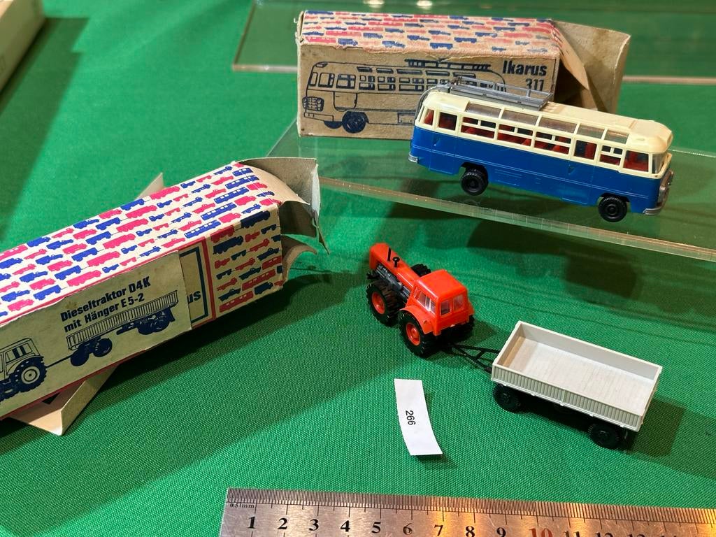 266 VEB Oost-Duitse Ikarus bus + trekker met aanhanger boxed, Ophalen of Verzenden, Zo goed als nieuw, Overige typen, Overige merken