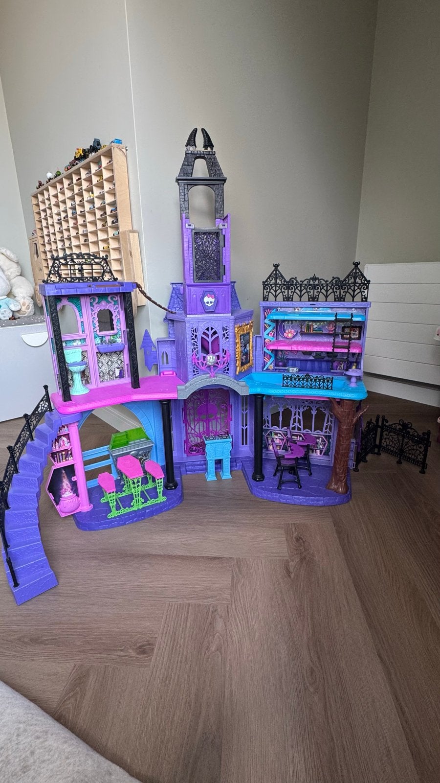 Monster High poppenhuis met 2 poppen en accessoires, Ophalen, Zo goed als nieuw, Overige typen