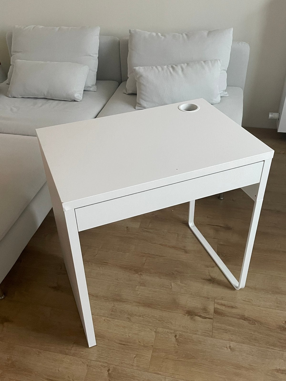 bureau / make-up tafel / werktafel  met bekerhouder, Ophalen, Gebruikt, 50 cm, IKEA