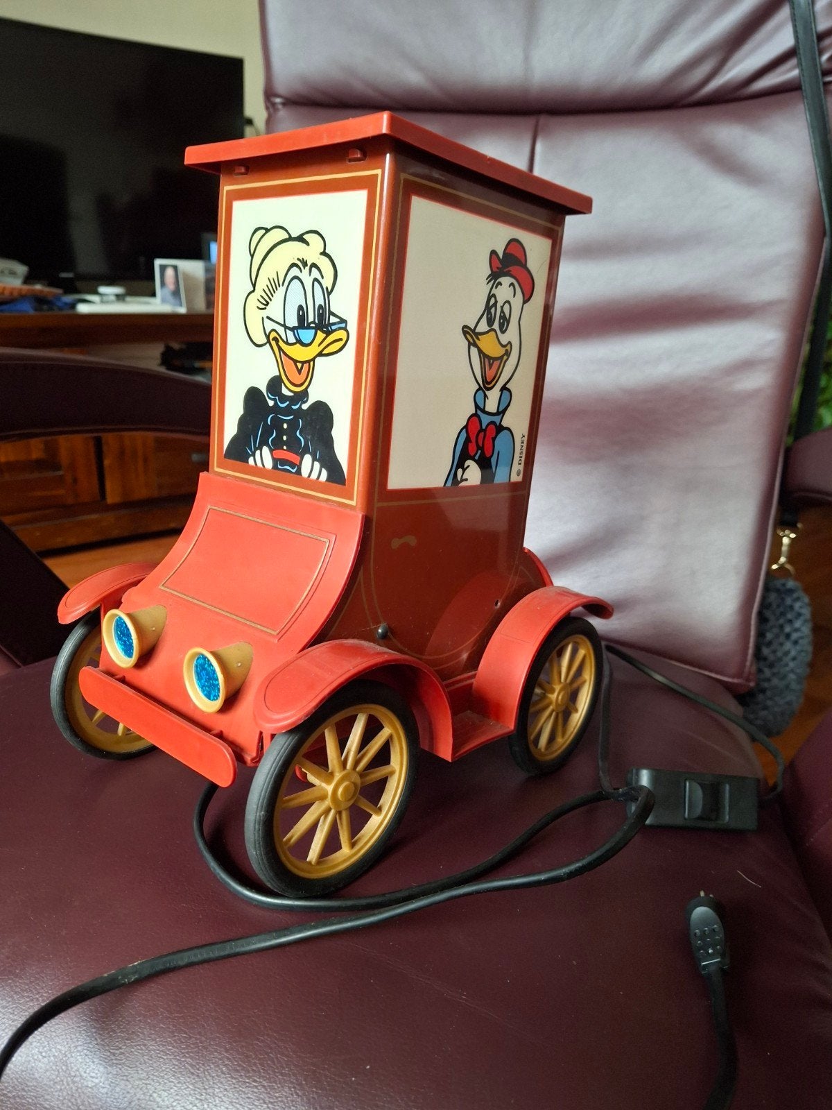 Oma Duck in haar oldtimer met Guus geluk afm. hoogte 26 bij, Ophalen of Verzenden, Beeldje of Figuurtje