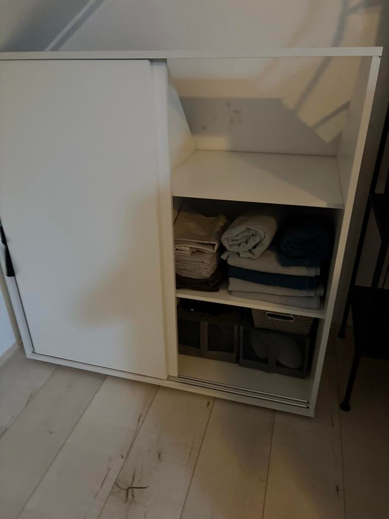 Schuine kast voor de zolder wegens opruiming, Ophalen, 50 tot 100 cm, Zo goed als nieuw, Minder dan 100 cm