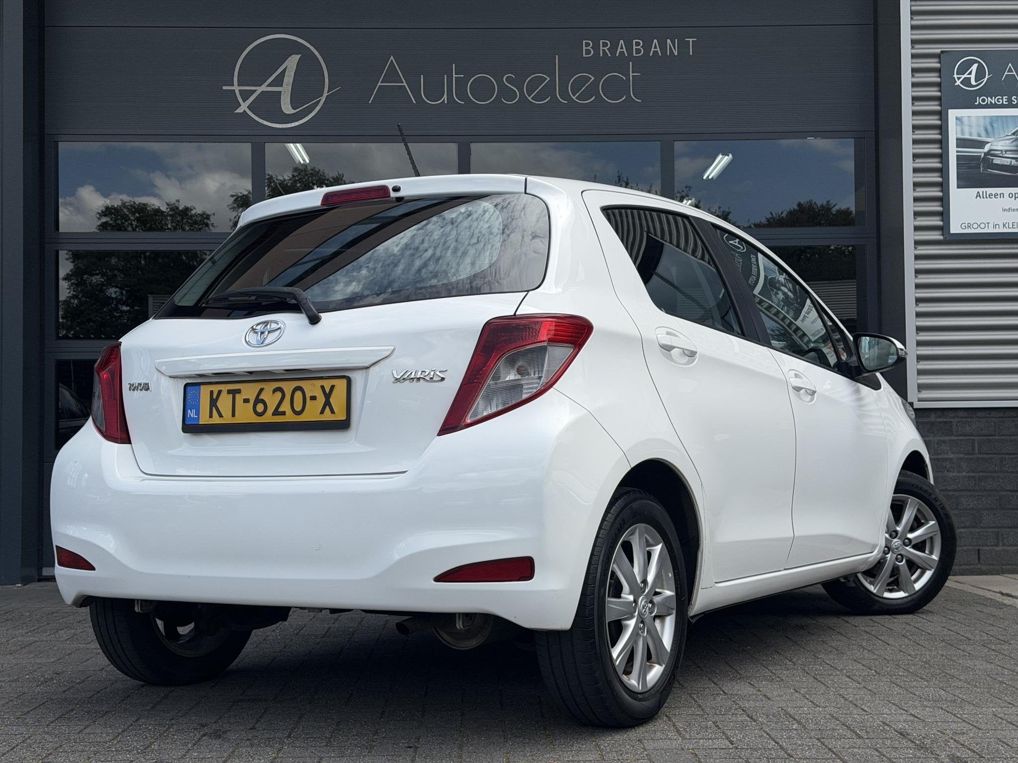 Toyota Yaris 1.0 VVT-i Trend Airco | LMV | Nieuwe APK, Auto's, Euro 5, Stof, Wit, Bedrijf