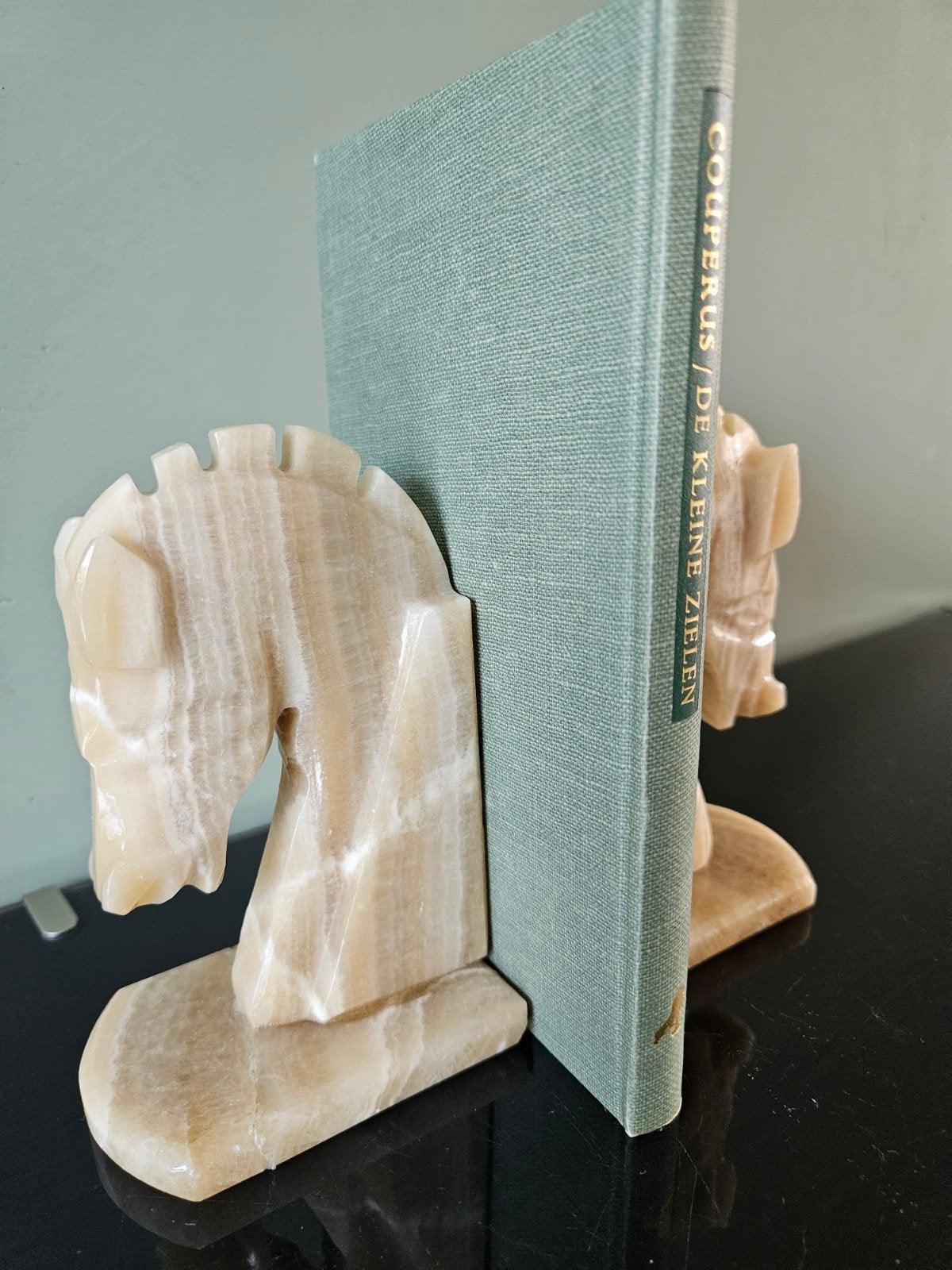 Onyx marmeren boekensteunen - paardenhoofden, vintage, Beige, Ophalen of Verzenden, Steen/keramiek, Klassiek