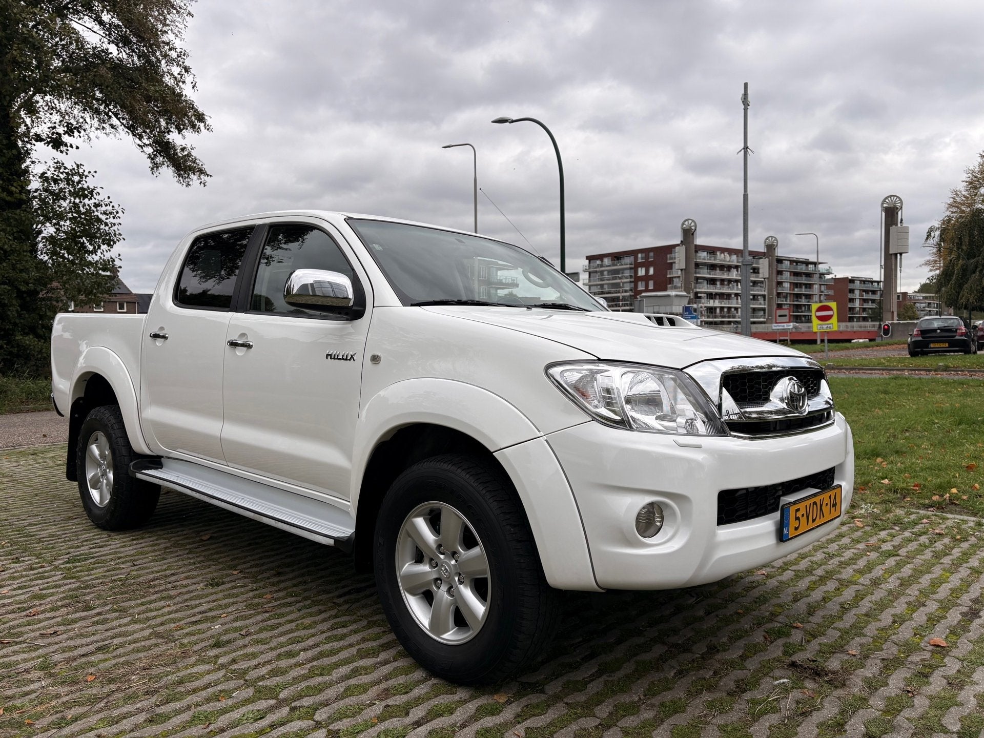 Toyota HiLux 3.0 D-4D SR DC - 4x4 - climatronic - goed onder, Auto's, Gebruikt, Elektrische ramen, Wit, Bedrijf