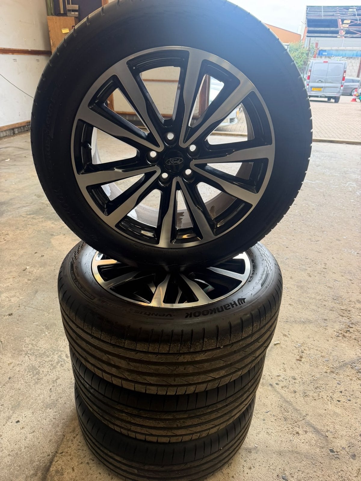 Ford Kuga 18 inch velgen met Hankook zomerbanden 235/50/18, Auto-onderdelen, 18 inch, Gebruikt, Banden en Velgen, Ophalen of Verzenden