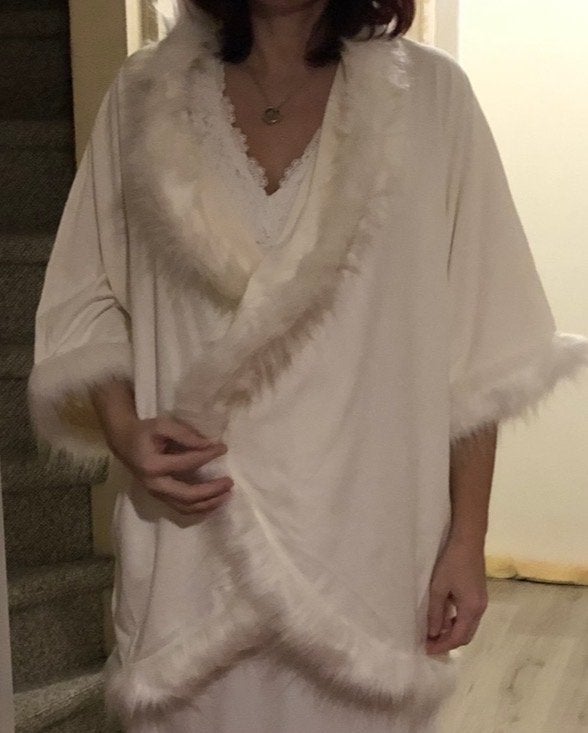 Elegante witte kimono met bontrand, Ophalen of Verzenden, Nieuw, Wit, Trouwjurk