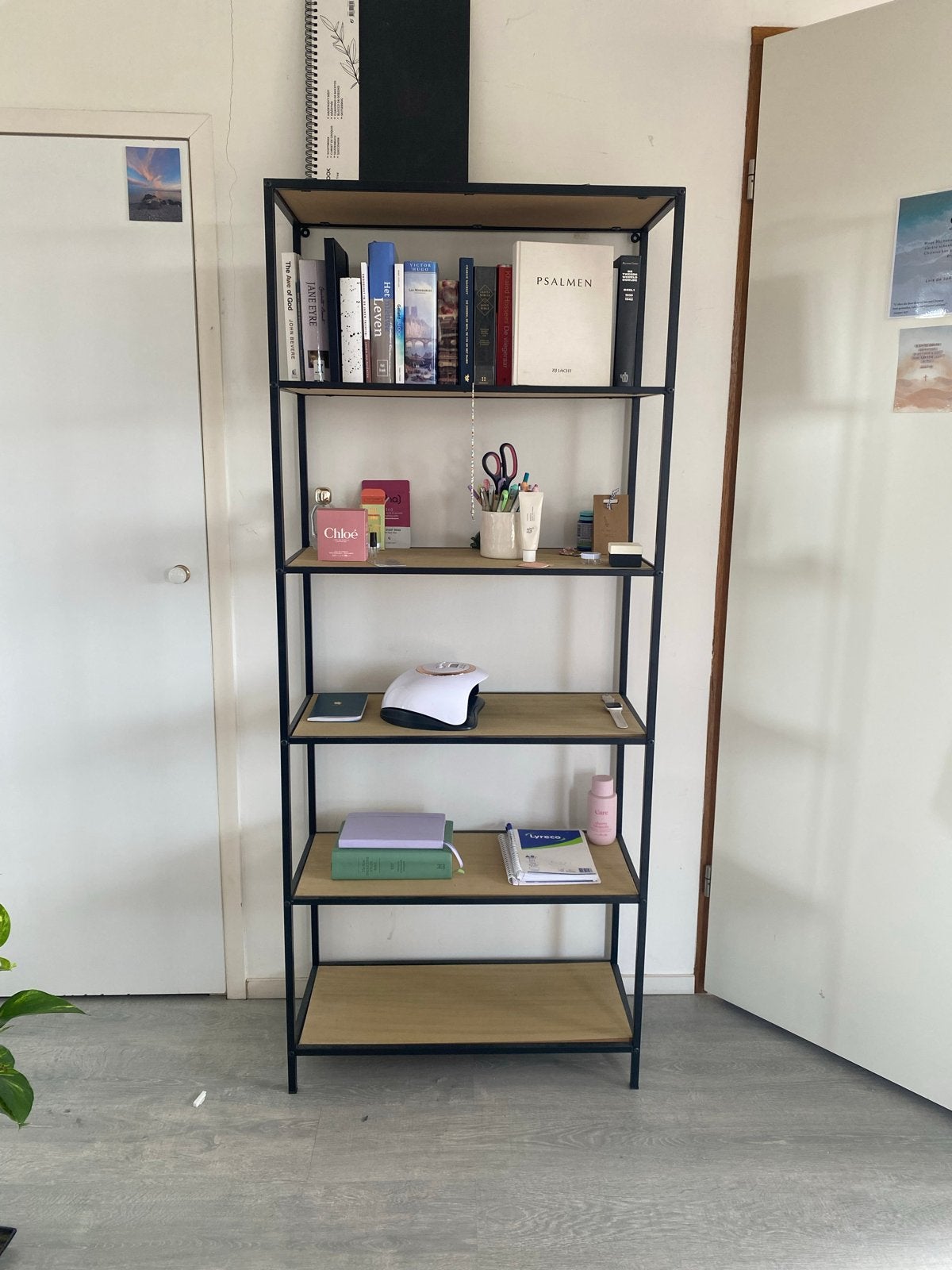 Open boekenkast; metalen frame en houten planken, Ophalen, Met plank(en), Gebruikt, 50 tot 100 cm