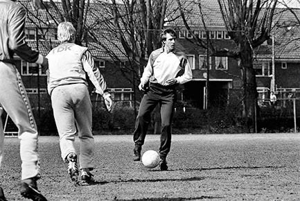 Org z/w foto 20x30 cm Johan Cruijff training Ajax 25-04-1986, Verzamelen, Sportartikelen en Voetbal, Verzenden, Nieuw, Ajax, Poster, Plaatje of Sticker