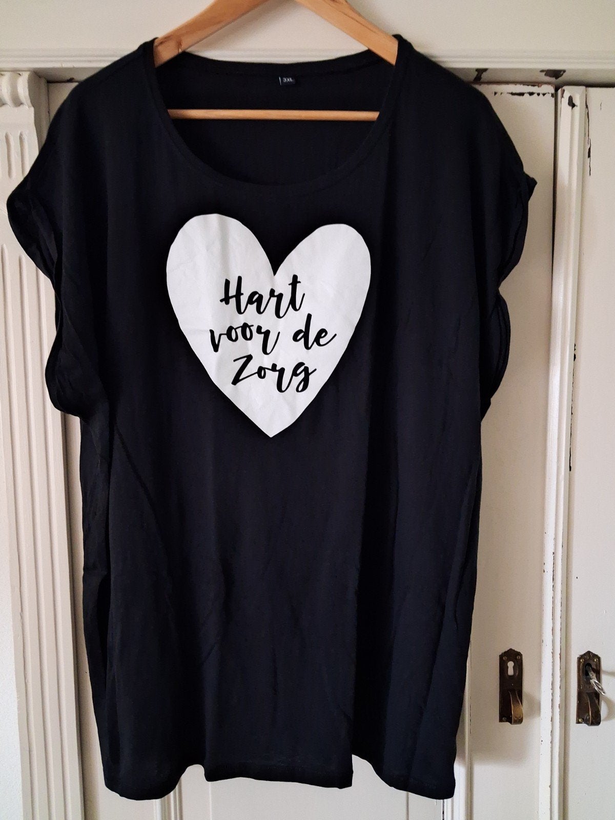 Zwart T-shirt met 'Hart voor de Zorg' opdruk, Maat 46/48 (XL) of groter, Ophalen of Verzenden, Zo goed als nieuw, Korte mouw