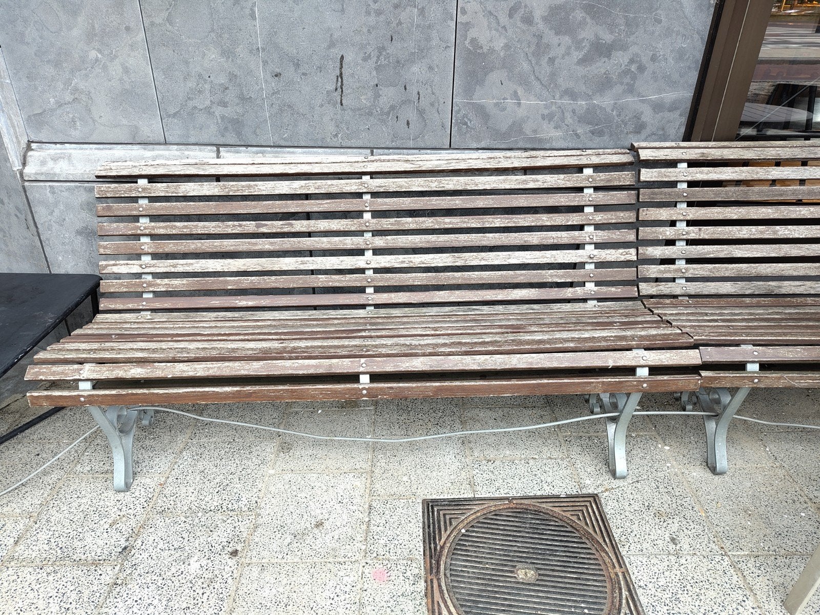 Robuuste houten bank met metalen frame, Tuin en Terras, Ophalen, Gebruikt, Hout
