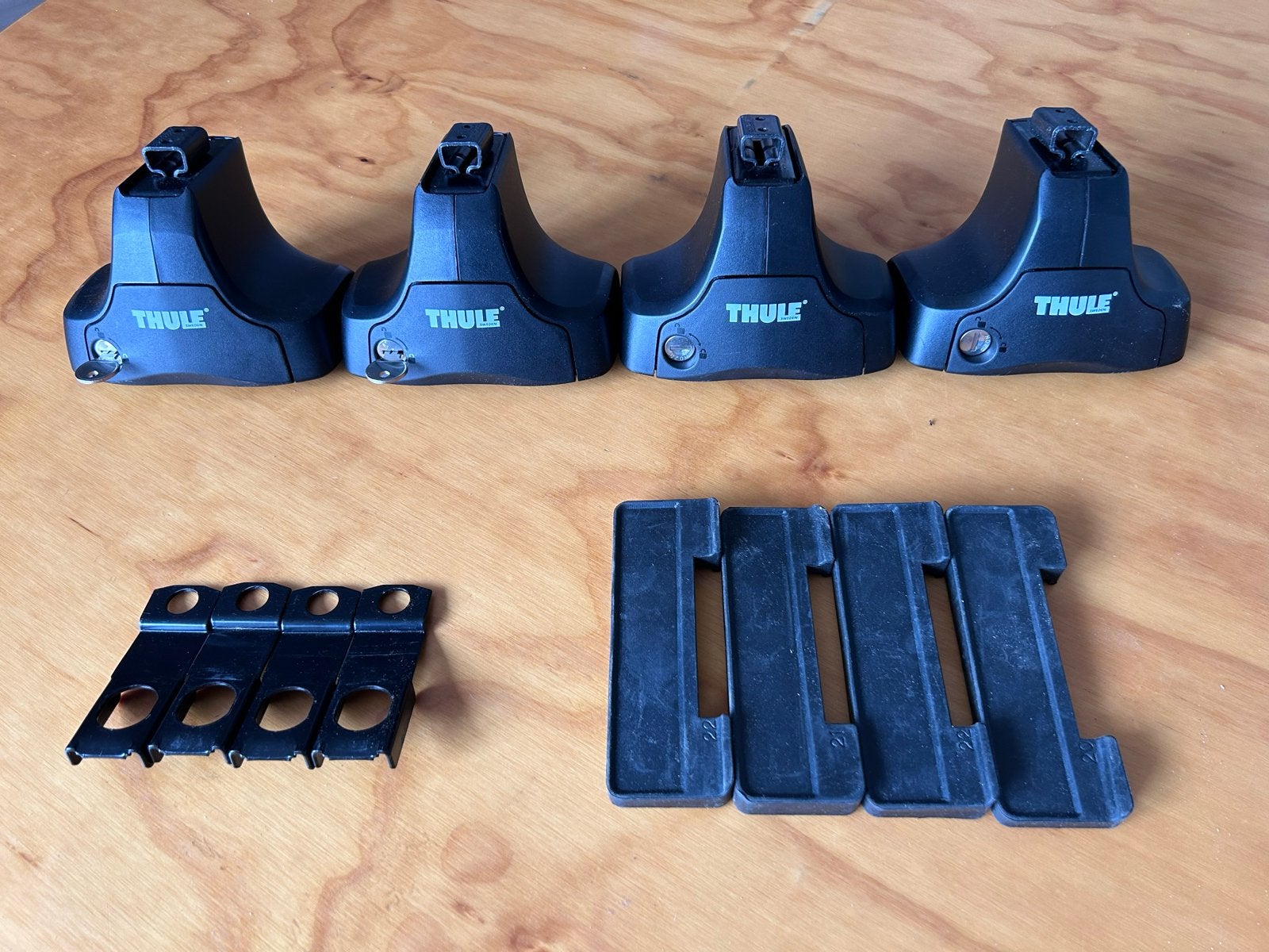 Thule dakdrager voetenset 754 met bevestigingskit Golf 4, Auto diversen, Dakdragers, Zo goed als nieuw, Ophalen of Verzenden
