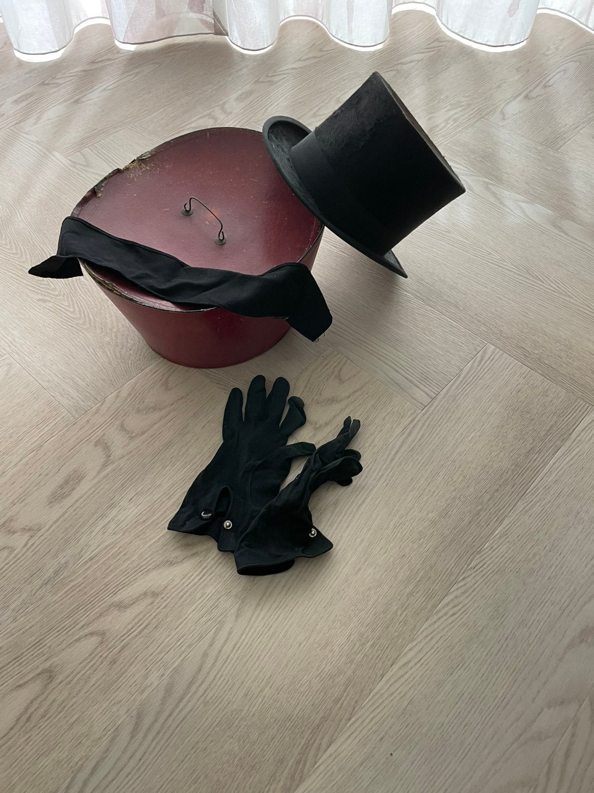Nostaligische oude hoge hoed in antieke doos, Ophalen, Gebruikt, Zwart, Overige materialen