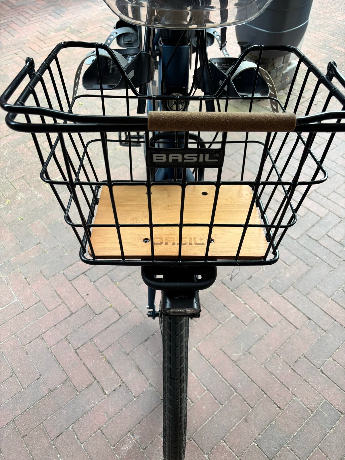 Basil Fietsmandje - Zwart met Houten Bodem, Fietsen en Brommers, Fietsaccessoires | Fietsmanden, Ophalen, Zo goed als nieuw, Fietsmand