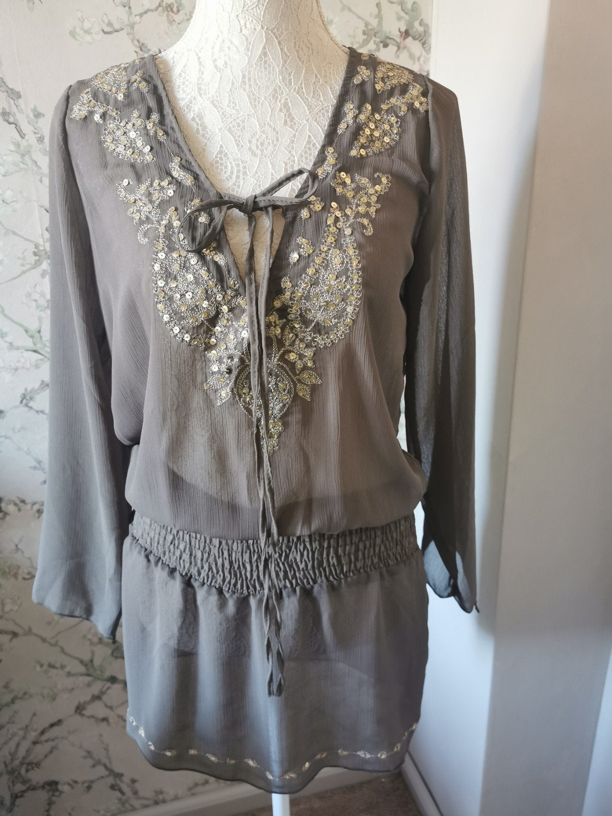 ✨ Mooie voile blouse met goudkleurige details – maat M/L, Ophalen of Verzenden, Zo goed als nieuw, Maat 38/40 (M)